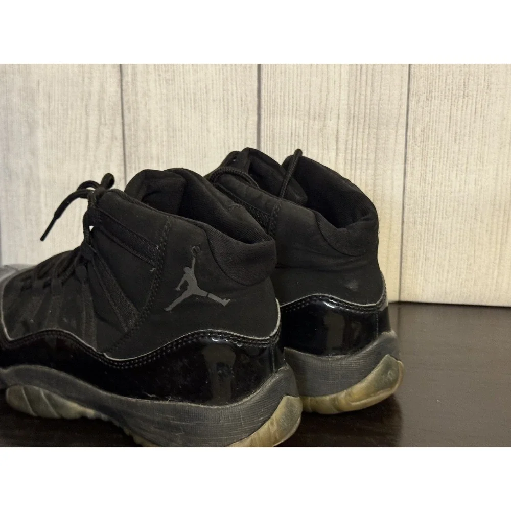 Jordan Men's Air Jordan 11 Retro Cap And Gown Shoes Size 8.5 Black